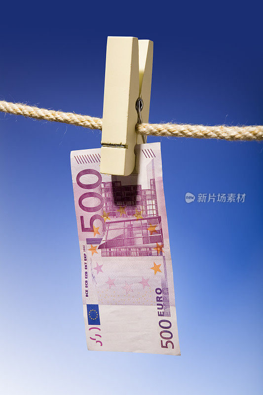 欧元钞票挂在晾衣绳上