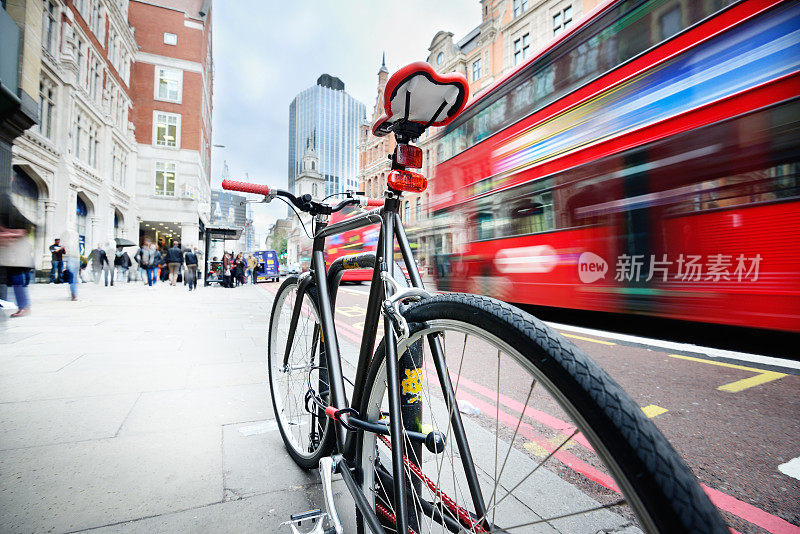 在伦敦市中心骑自行车