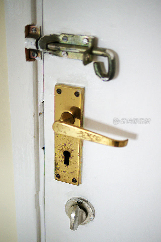黄铜门把手与两个额外的锁。
