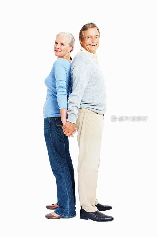 一对微笑的老夫妇背靠背站在一起