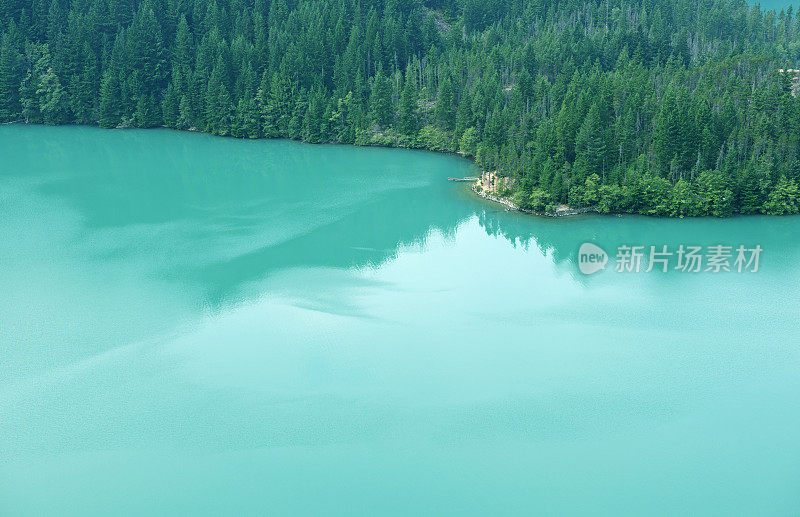 在华盛顿州代阿布洛湖的公共营地上漂流