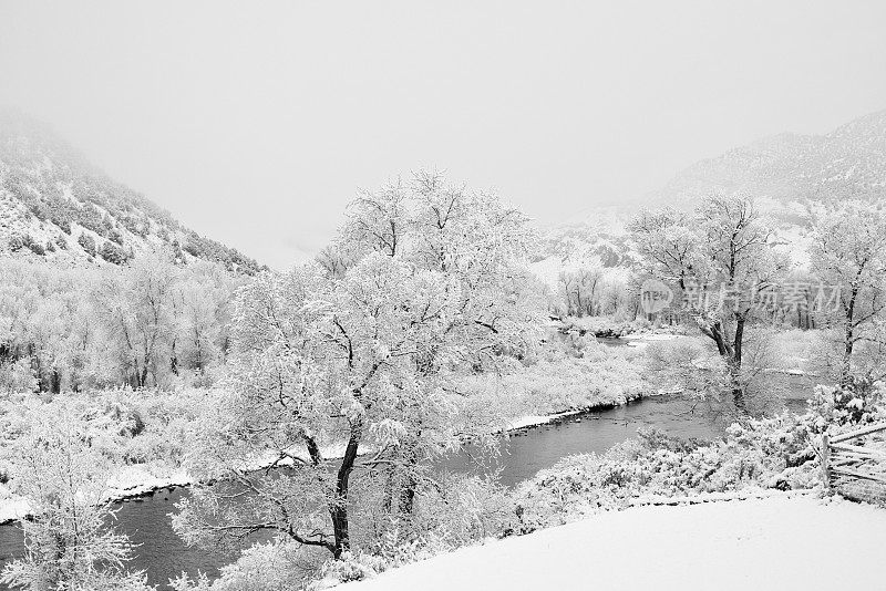 鹰河与新雪