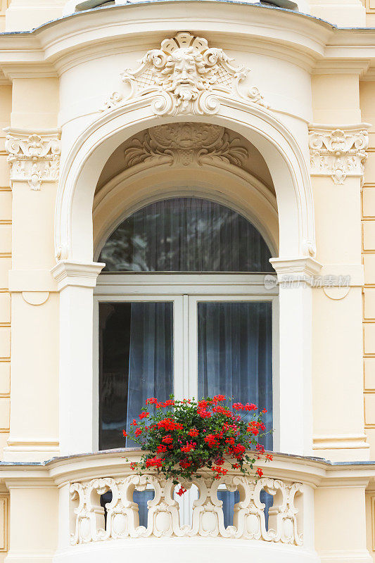 美丽的老orante圆形阳台与红色天竺葵花