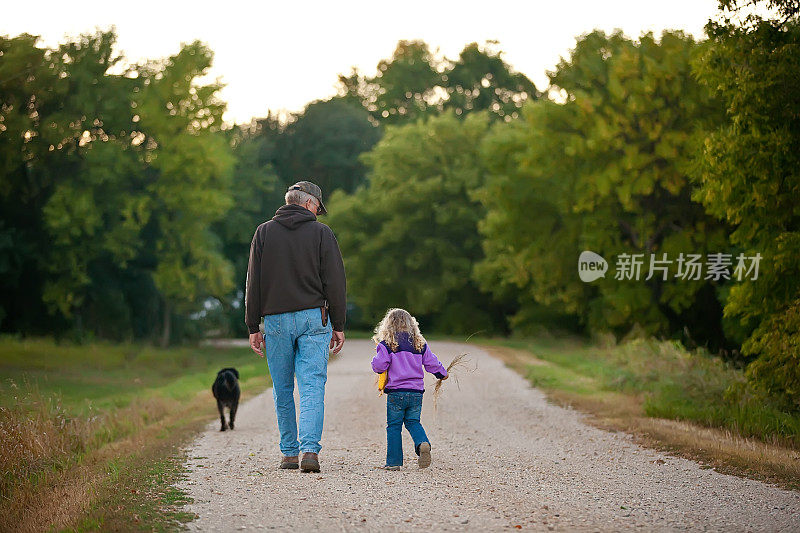 女孩和爷爷在散步