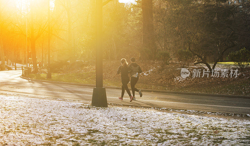 一对年轻夫妇在公园里跑步