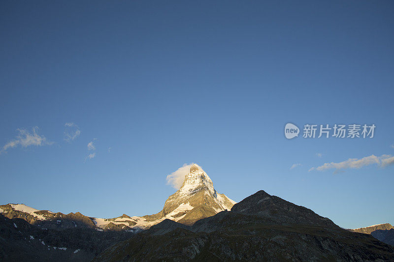 带着云帽和晨光的马特洪峰