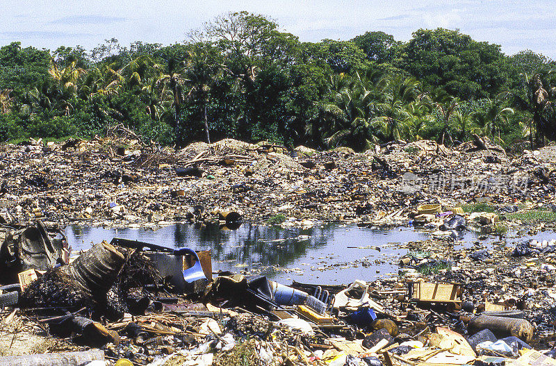 洪都拉斯罗阿坦湾群岛无人管理的公共垃圾倾倒场