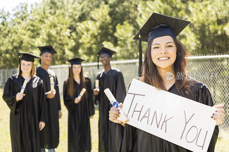 拉丁后裔学院，高中生在毕业典礼上举着“谢谢，爸爸”的牌子。