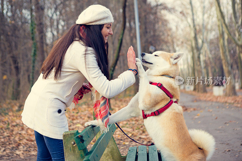 女孩和她的狗散步