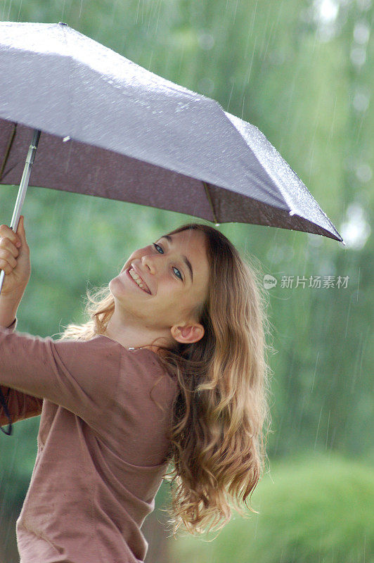 在下雨，下着倾盆大雨……