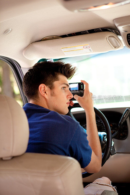 青少年开车时发短信