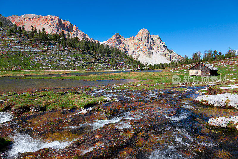 白云石，意大利阿尔卑斯山景观与小屋牧场和山峰