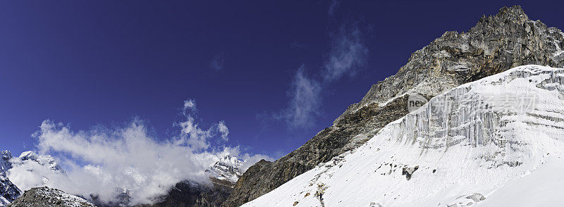 登山者攀登冰川雪戏剧性的高海拔通过全景喜马拉雅山