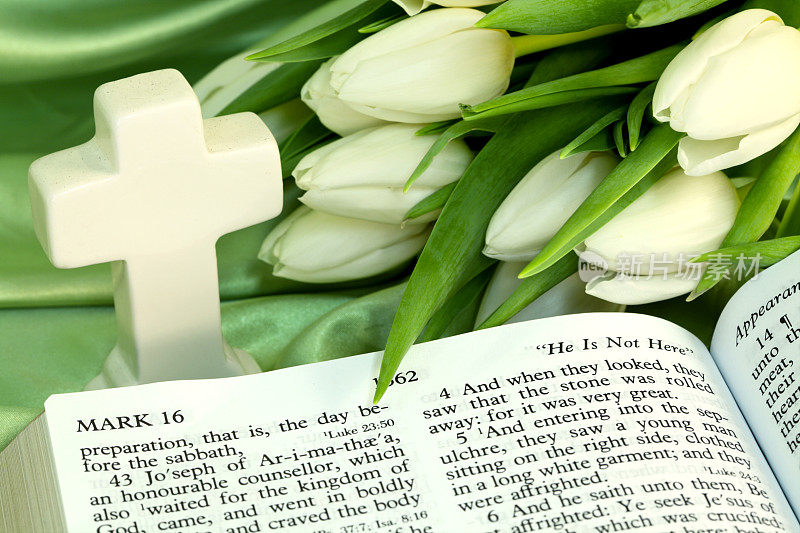 宗教:复活节圣经圣经与十字架和白色郁金香