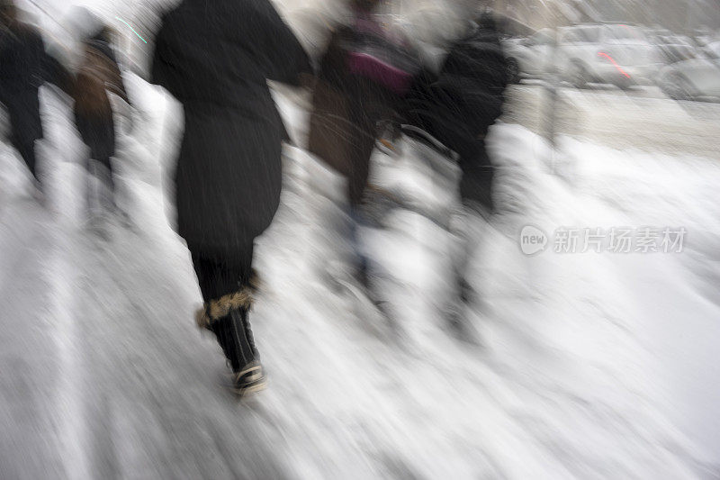 人们在雪下行走