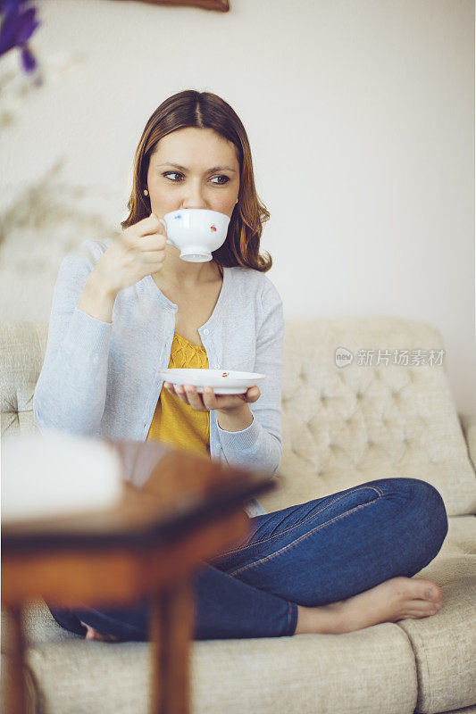 一个在家里喝茶放松的漂亮女人