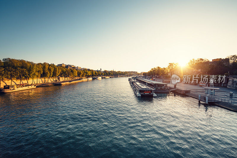 日出时巴黎的塞纳河