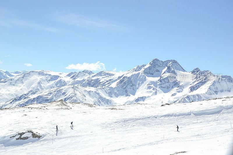 senales冰川上的雪山山峰