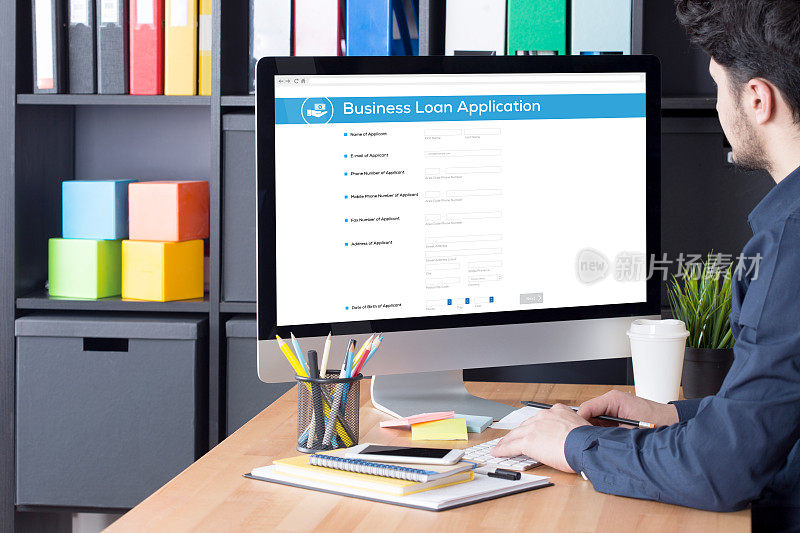 商人在网上填写商业贷款申请表
