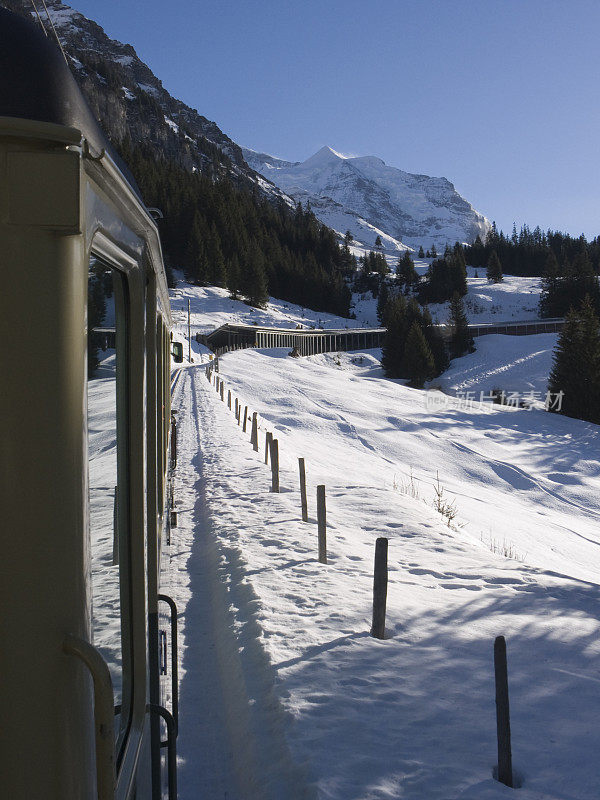 铁路;冬季风景中的旅游列车，克莱恩谢德格，瑞士