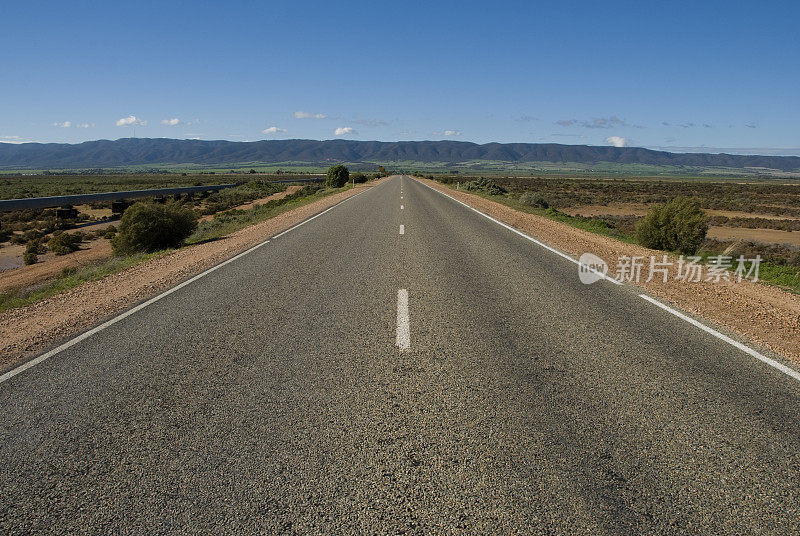 空无一人的道路