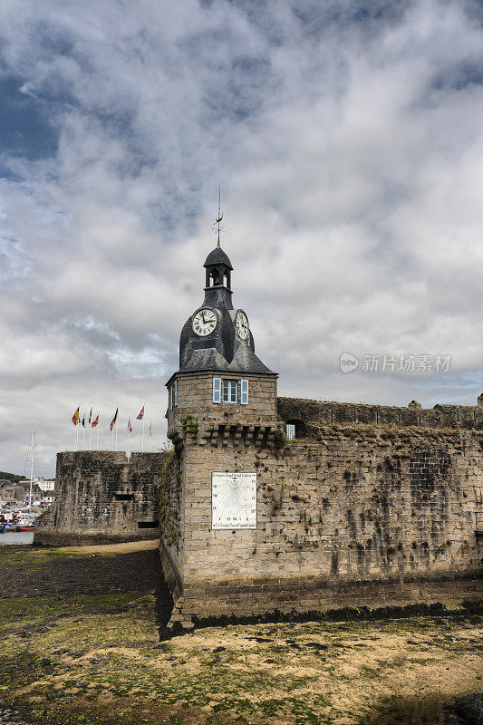 Concarneau(布列塔尼)-有日晷和钟的钟塔