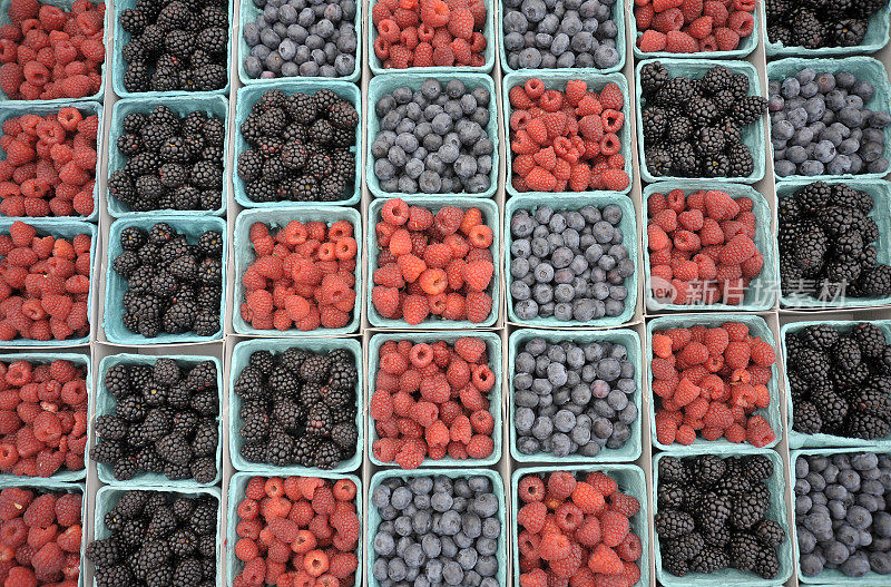 农贸市场的混合浆果