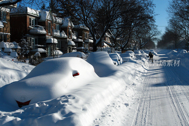 一场暴风雪后，绝望的人在铲雪