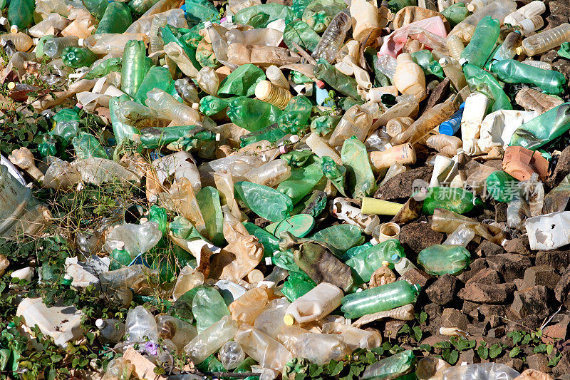 废弃物倾倒在大自然中。