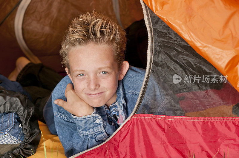 男孩在帐篷