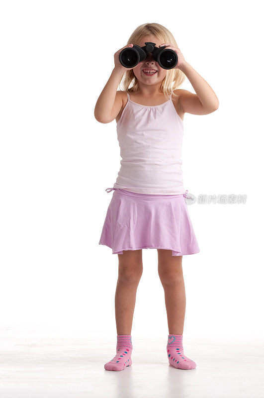 穿粉红色衣服，带双筒望远镜的女孩。