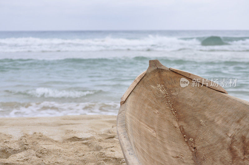 巴拿马博卡斯德尔托罗热带海滩上的独木舟