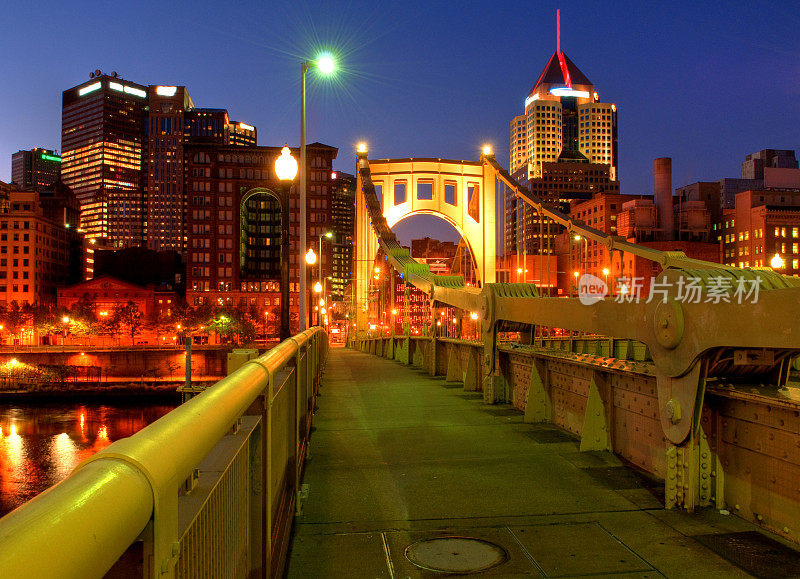 从桥上看匹兹堡夜景