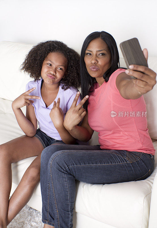 非裔美国人的母亲和女儿拍摄垂直自拍照片