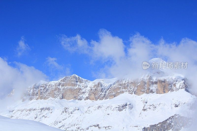 冬季的山峰在白云岩