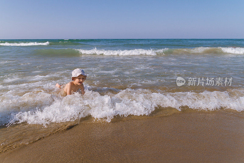 孩子在海里玩。