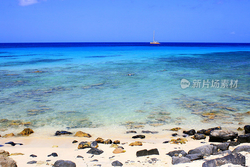 海滩浮潜与船，阿鲁巴-加勒比海蓝色的海