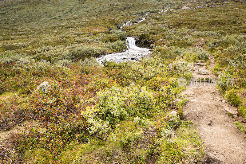 秋天山里的徒步旅行路线