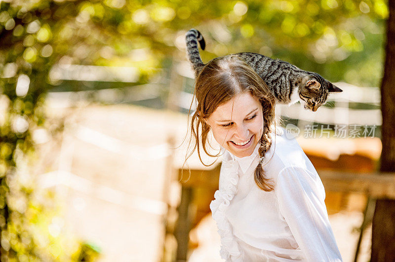 年轻女子肖像与她的猫