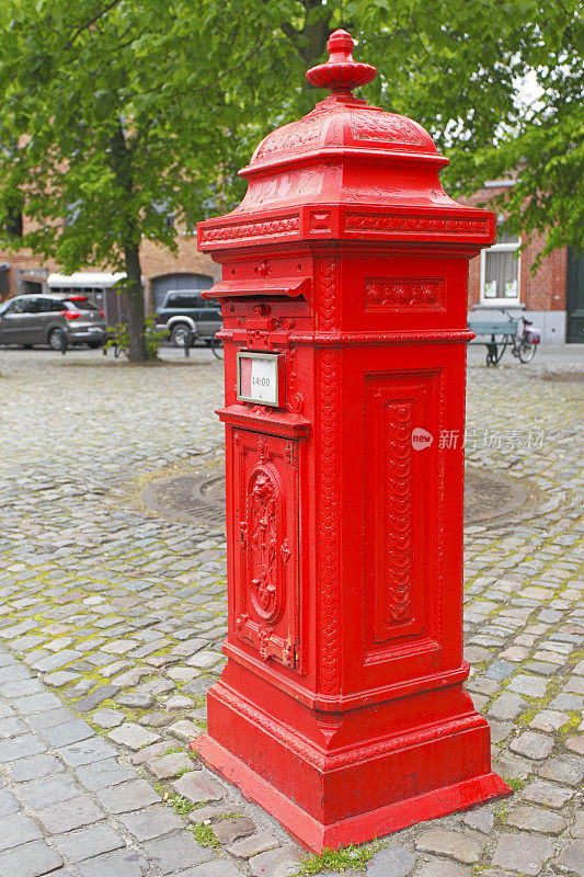 传统的旧红色金属邮筒