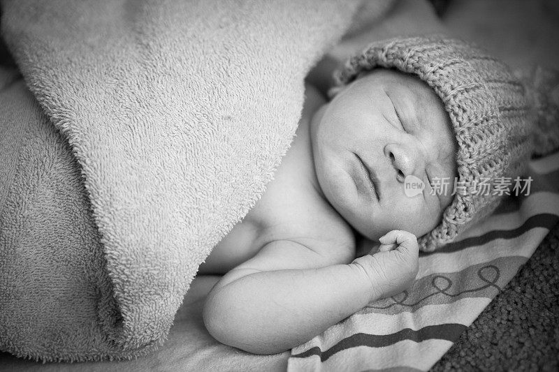 熟睡的新生儿的黑白图像
