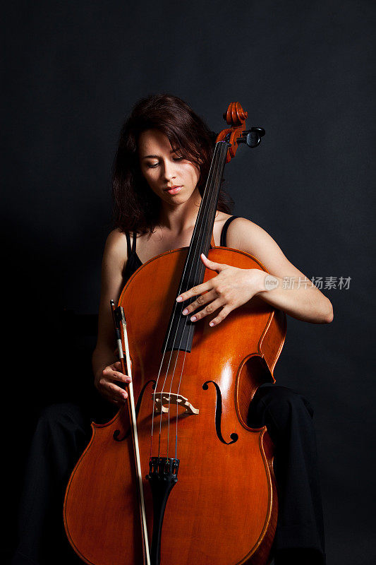 美丽的大提琴手和她的乐器