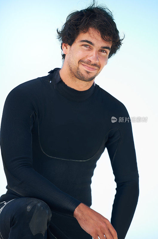一个穿着潜水服的年轻男性冲浪者的肖像