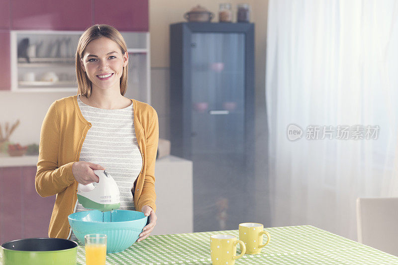 年轻女子使用搅拌器