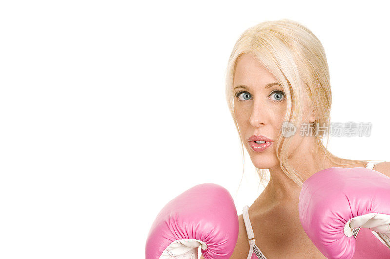 女拳击手与粉色拳击手套在白色背景