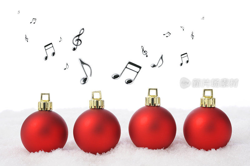 雪地上四个红色的圣诞球，带着音乐的音符