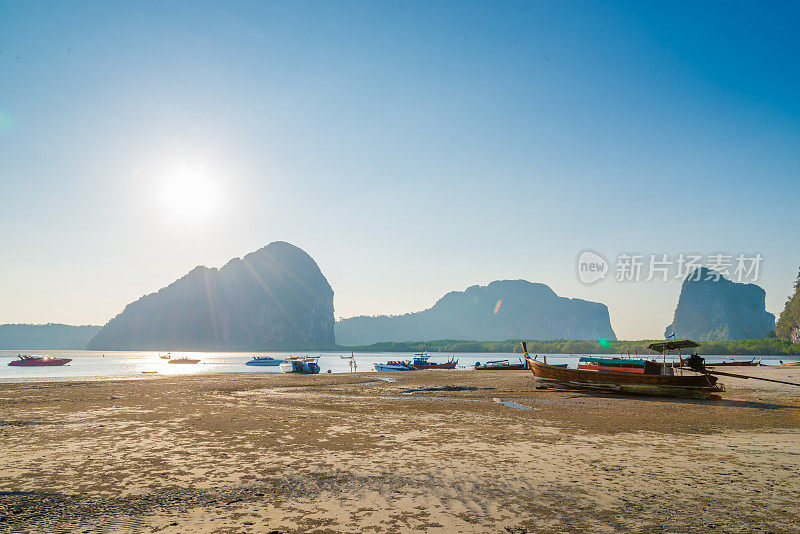 泰国的海滩和热带海洋和长尾船