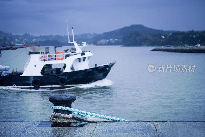 港系泊柱，粗绳，渔船，海景背景。