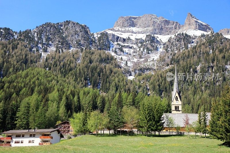 白云石教堂和高山景观-白云石南部泰洛，意大利