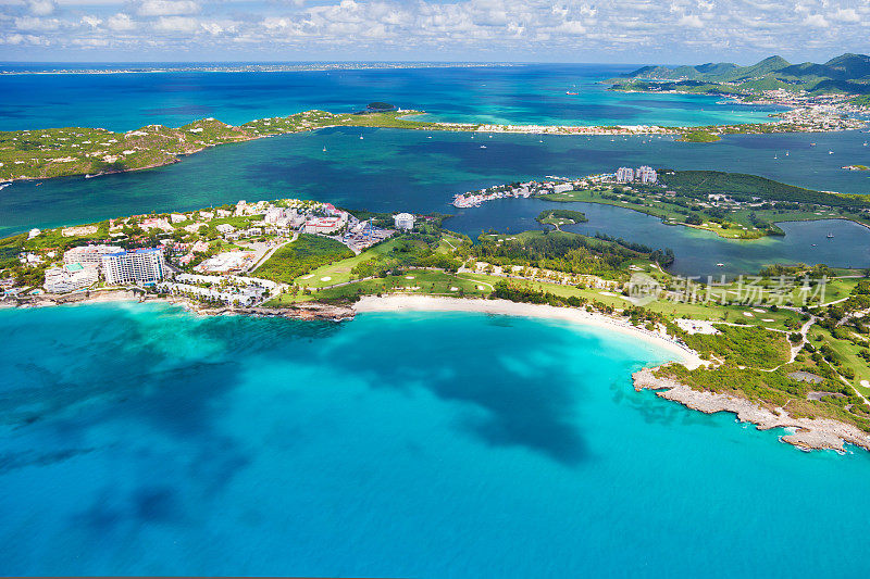 马雷湾和Cupecoy湾的鸟瞰图，圣马丁，加勒比海
